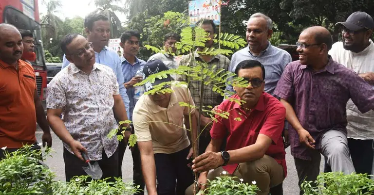 বৃক্ষরোপণ করছেন ডিএসসিসি প্রশাসক